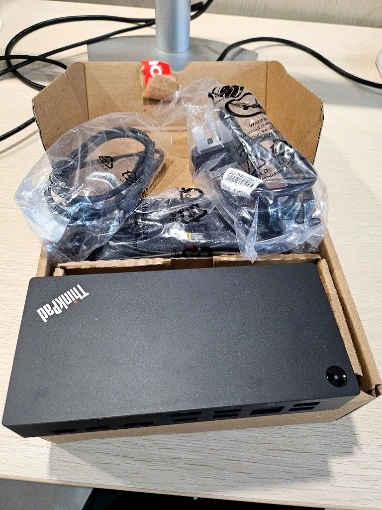 محطة إرساء عالمية Lenovo ThinkPad USB-C Dock 40AY63166654091907114