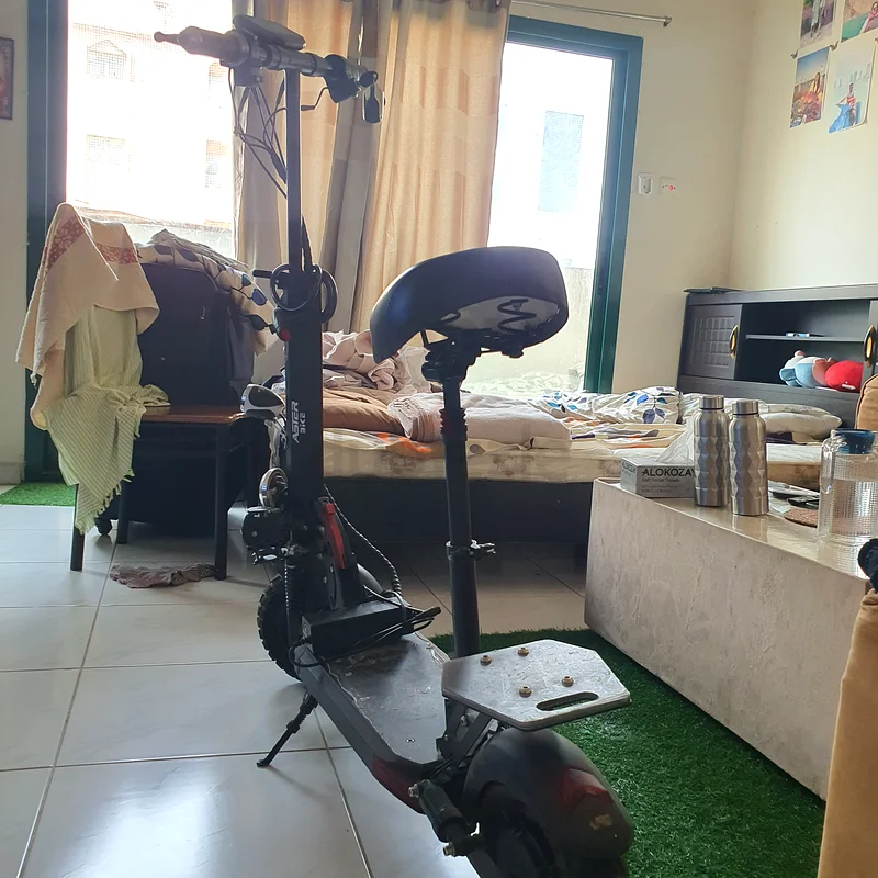 Sleek Electric Scooter for Sale - Great Condition!63169936698241111