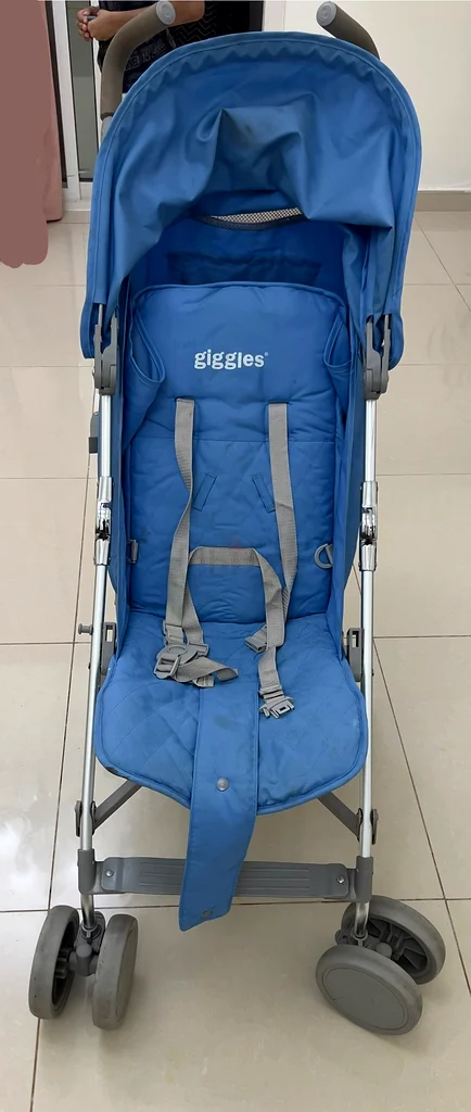 عربة أطفال جيغلز. متسخة قليلاً ولكن يمكن تنظيفها. تُ recline وتتحرك بسلاسة وتحتوي على شريط أمان.63205361379585111