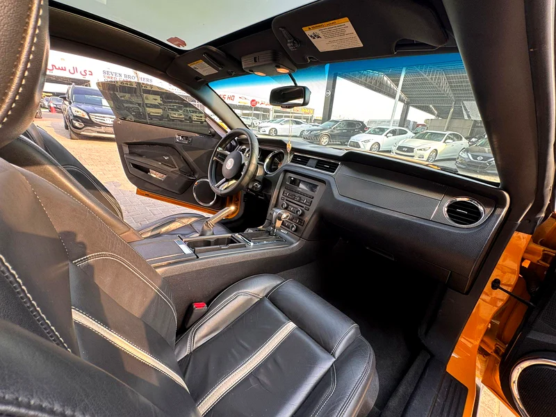 Ford Mustang GT Premium Gulf 2012 model, automatic, excellent condition (8-cylinder 5.0L), second owner, two keys, agency vehicle63168972546817114