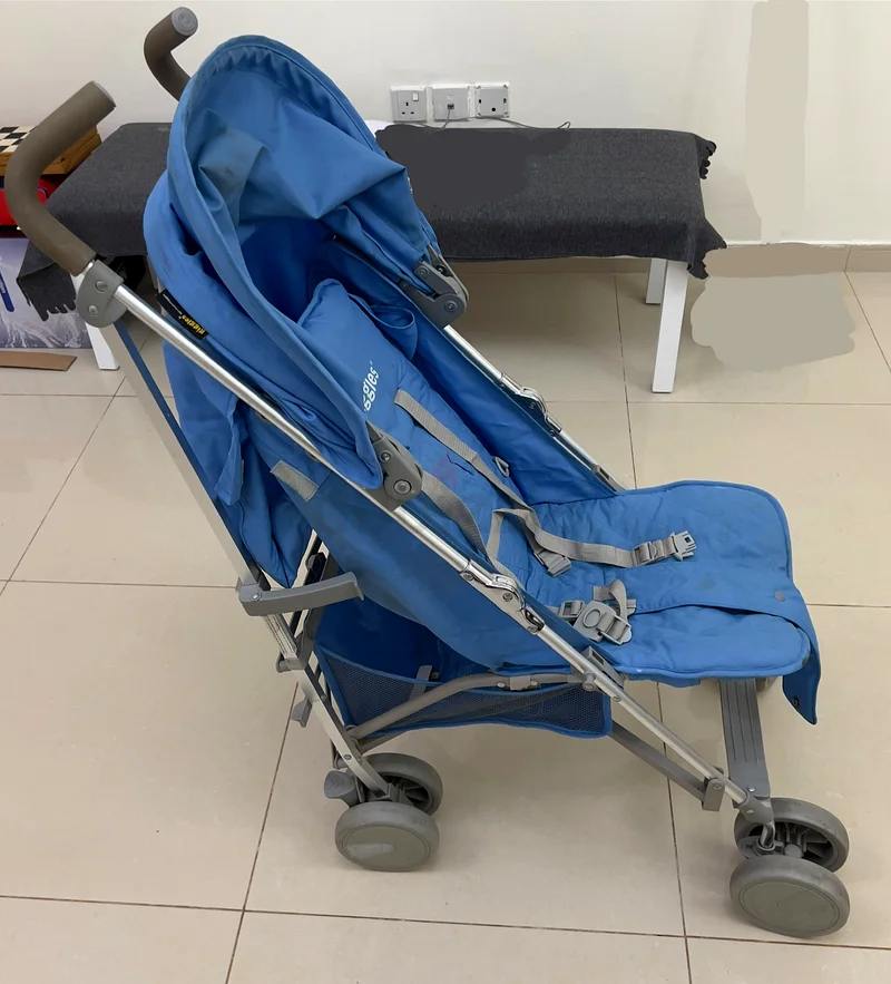 عربة أطفال جيغلز. متسخة قليلاً ولكن يمكن تنظيفها. تُ recline وتتحرك بسلاسة وتحتوي على شريط أمان.63205361379585110
