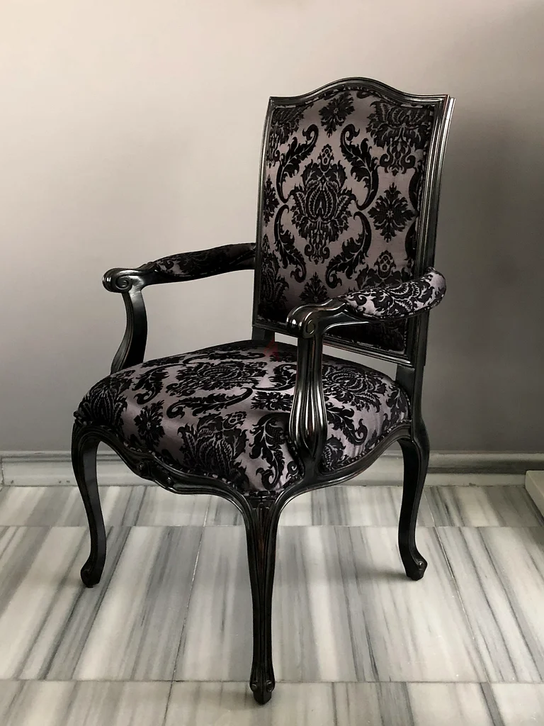 طاولة طعام بـ 12 كرسيًا فاخرة63218813614339113