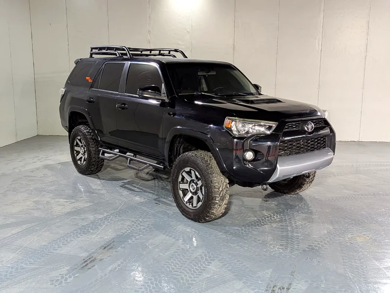 سيارة تويوتا 4 رنر TRD RS5 ليست في حالة جيدة جدًا.63147207787649112