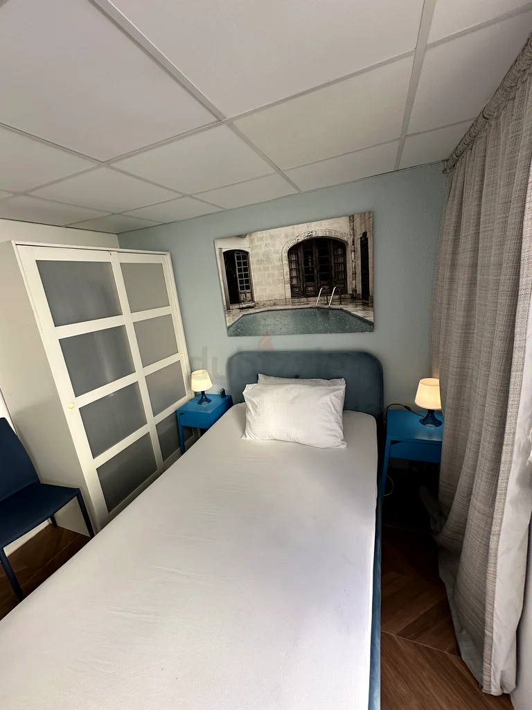En-suite cozy bedroom for lady in luxury villa with attached washroom  all bills included63221840734467111