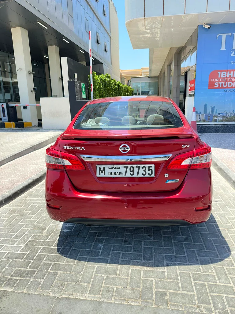 Nissan Sentra GCC specs lady driven 12.5 km/l mileage in city63137334782209114