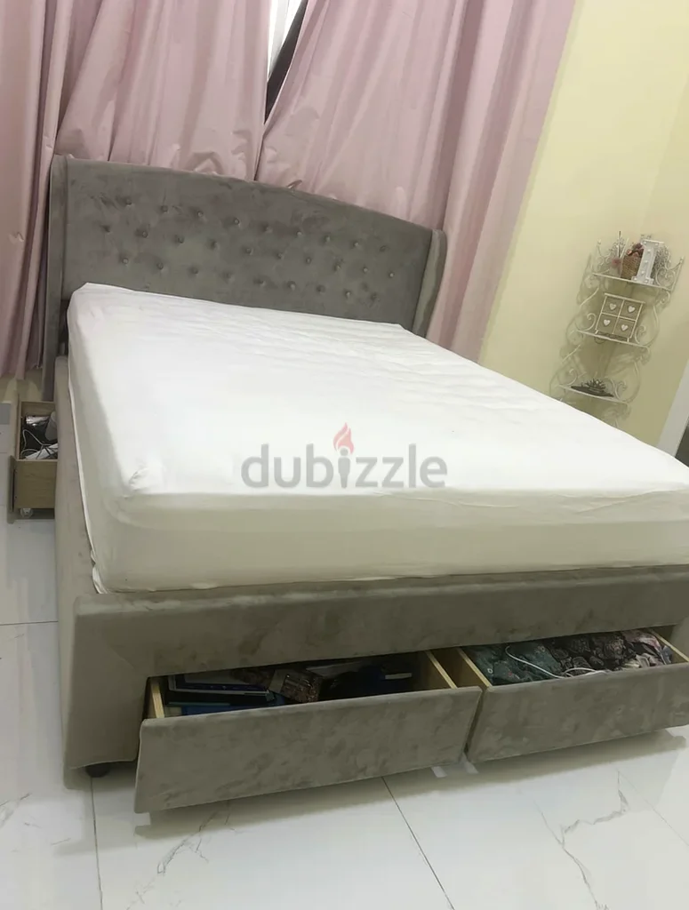 سرير كبير أنيق وعصري مع مساحة تخزين63223852704257111