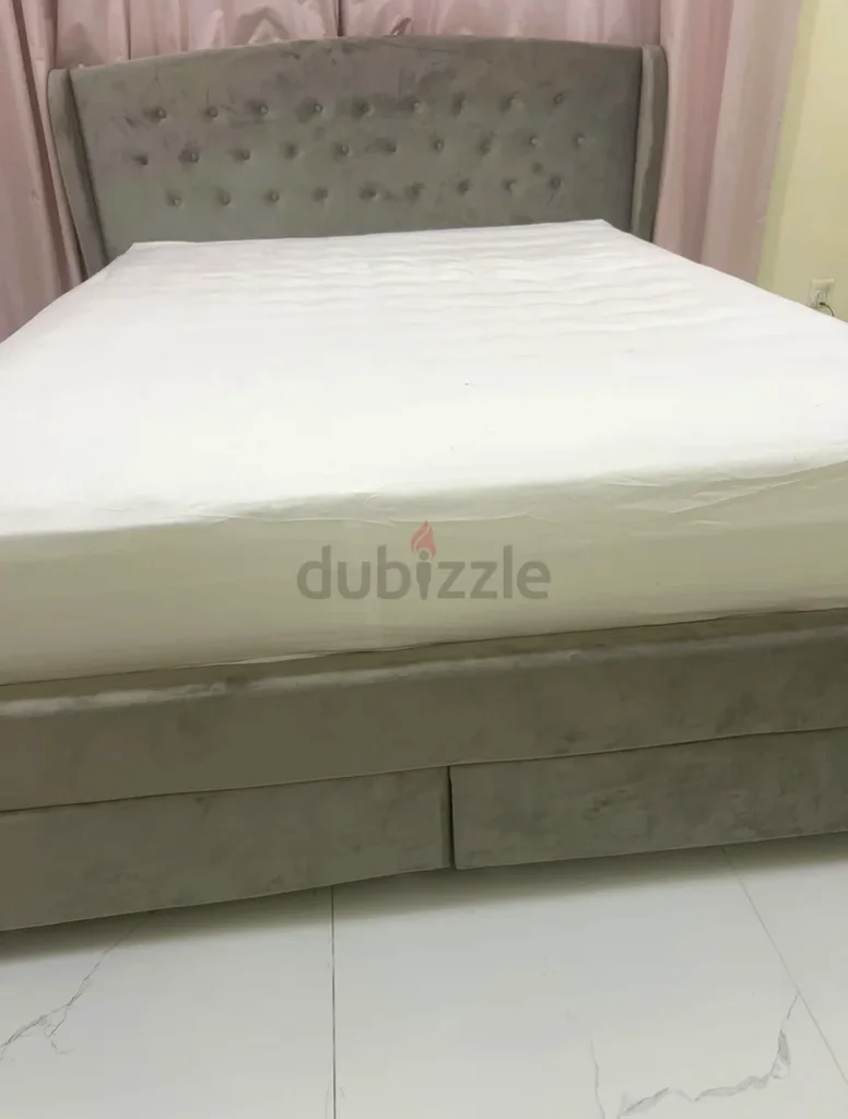 سرير كبير أنيق وعصري مع مساحة تخزين632238527042571122