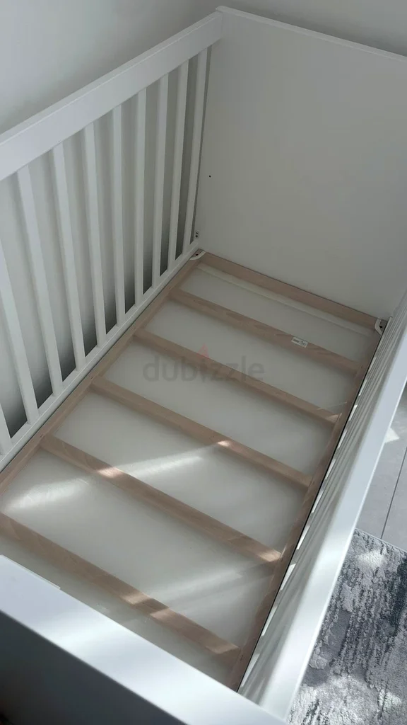 سرير أطفال أبيض أنيق - مثالي لغرفة طفلك!632088555632651124