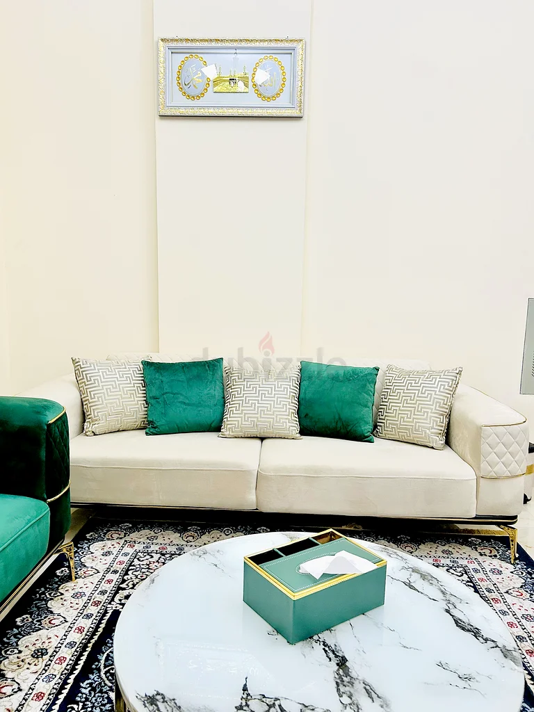 طقم غرفة معيشة شرقية أنيقة مع إكسسوارات عصرية63183723117570111