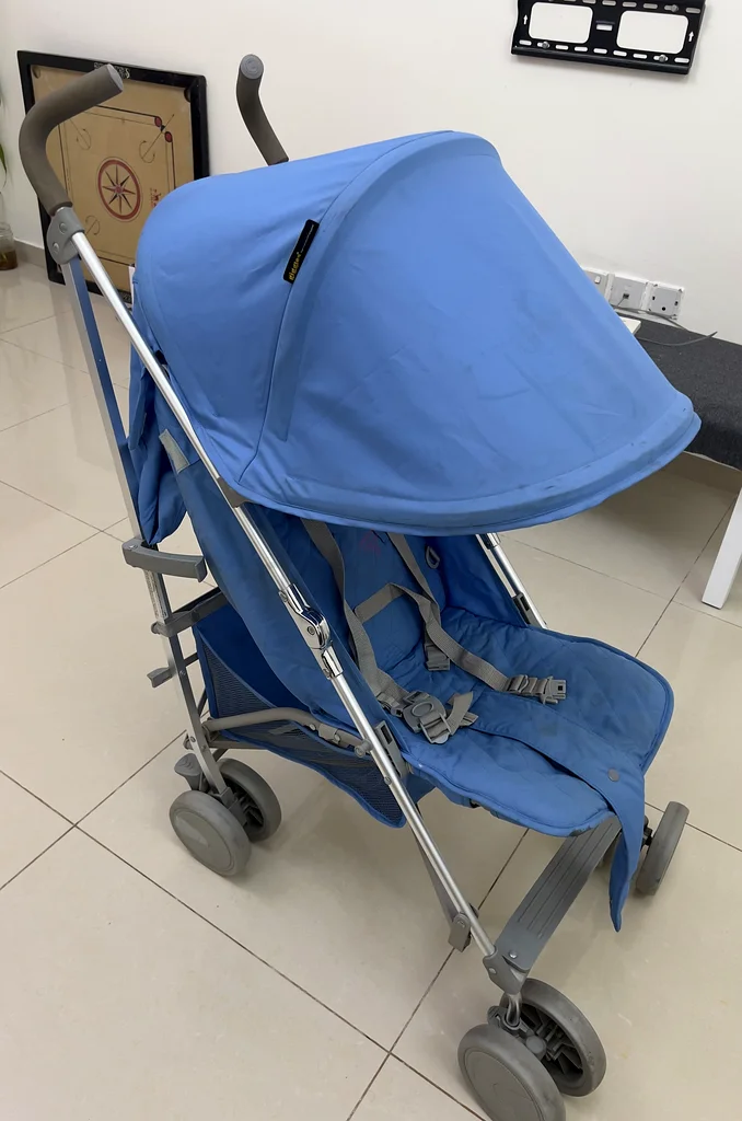 عربة أطفال جيغلز. متسخة قليلاً ولكن يمكن تنظيفها. تُ recline وتتحرك بسلاسة وتحتوي على شريط أمان.63205361379585112