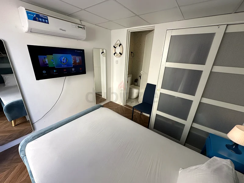 En-suite cozy bedroom for lady in luxury villa with attached washroom  all bills included63221840734467112