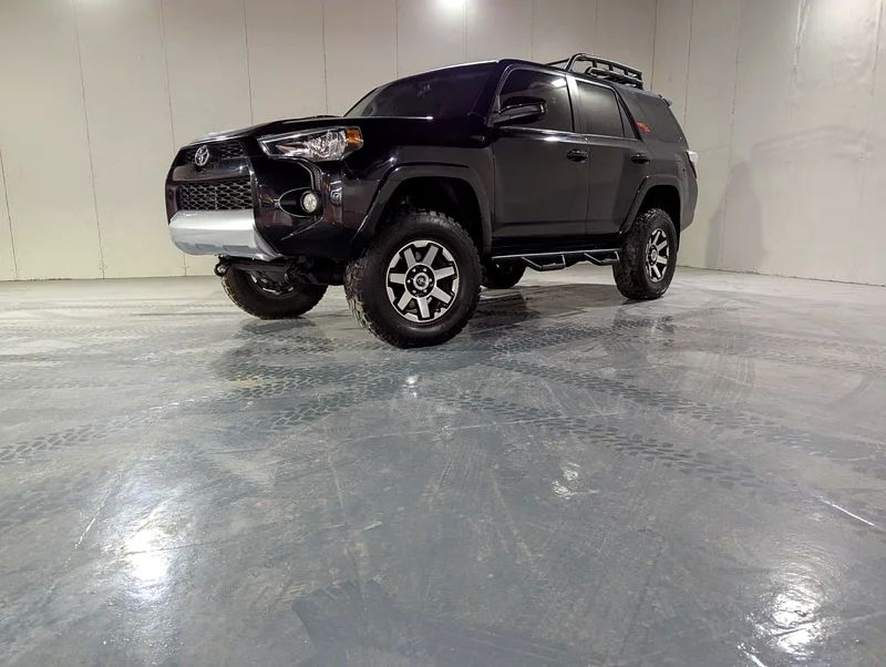 سيارة تويوتا 4 رنر TRD RS5 ليست في حالة جيدة جدًا.63147207787649111