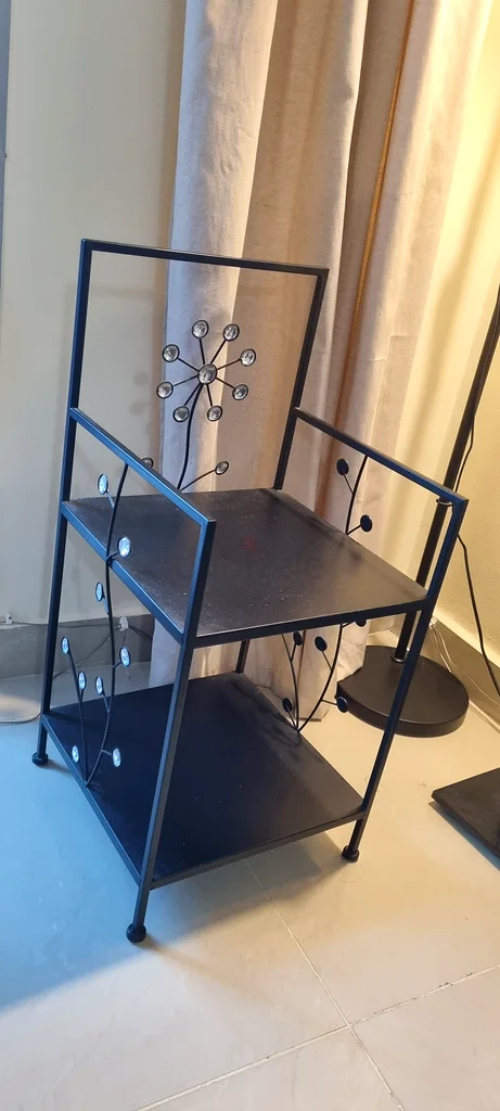 طاولة جانبية عصرية أنيقة بتصميم فريد63218315521027110