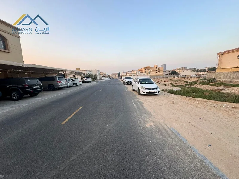 قطعة أرض سكنية، تقع في موقع مميز جدًا على شارع م asphalt63198610484993111