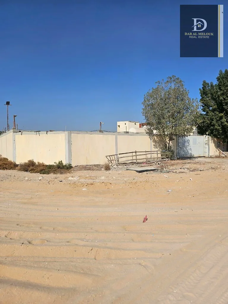 For sale in Sharjah, Al Sajaa area  Fenced land area of ​​20,000 square feet  It consists of an office and a bathroom  A kitchen and a room for wor63196617975171113