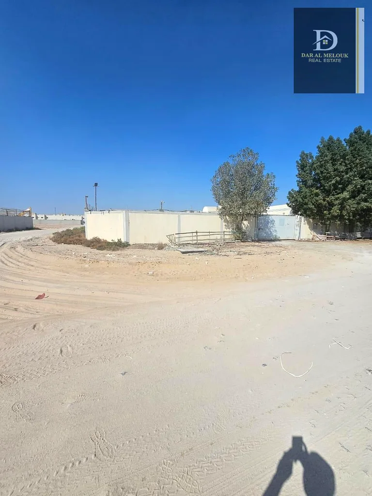 For sale in Sharjah, Al Sajaa area  Fenced land area of ​​20,000 square feet  It consists of an office and a bathroom  A kitchen and a room for wor63196617975171114