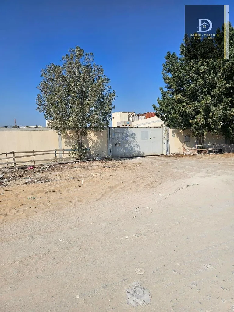 For sale in Sharjah, Al Sajaa area  Fenced land area of ​​20,000 square feet  It consists of an office and a bathroom  A kitchen and a room for wor63196617975171111