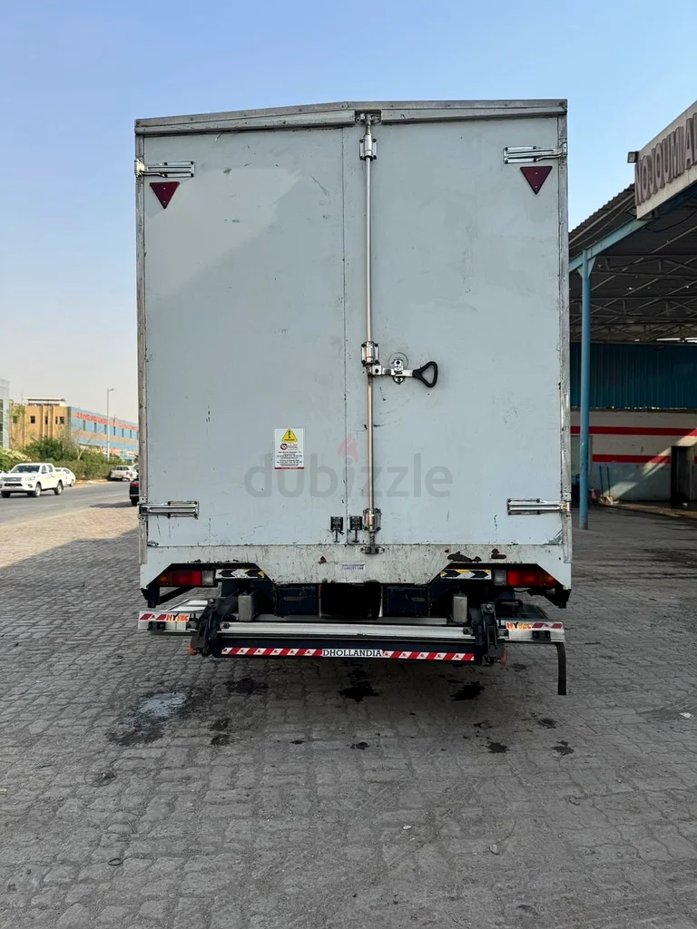 كانتر ميتسوبيشي 2021 مع صندوق ورافعة تحميل63172651852034111