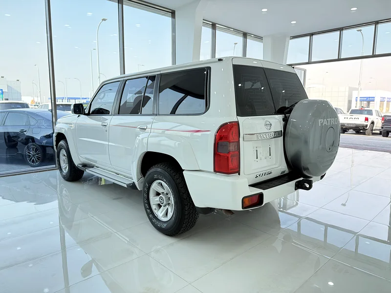Nissan Patrol Safari automatic transmission white/gray Gulf 202163140689650049113