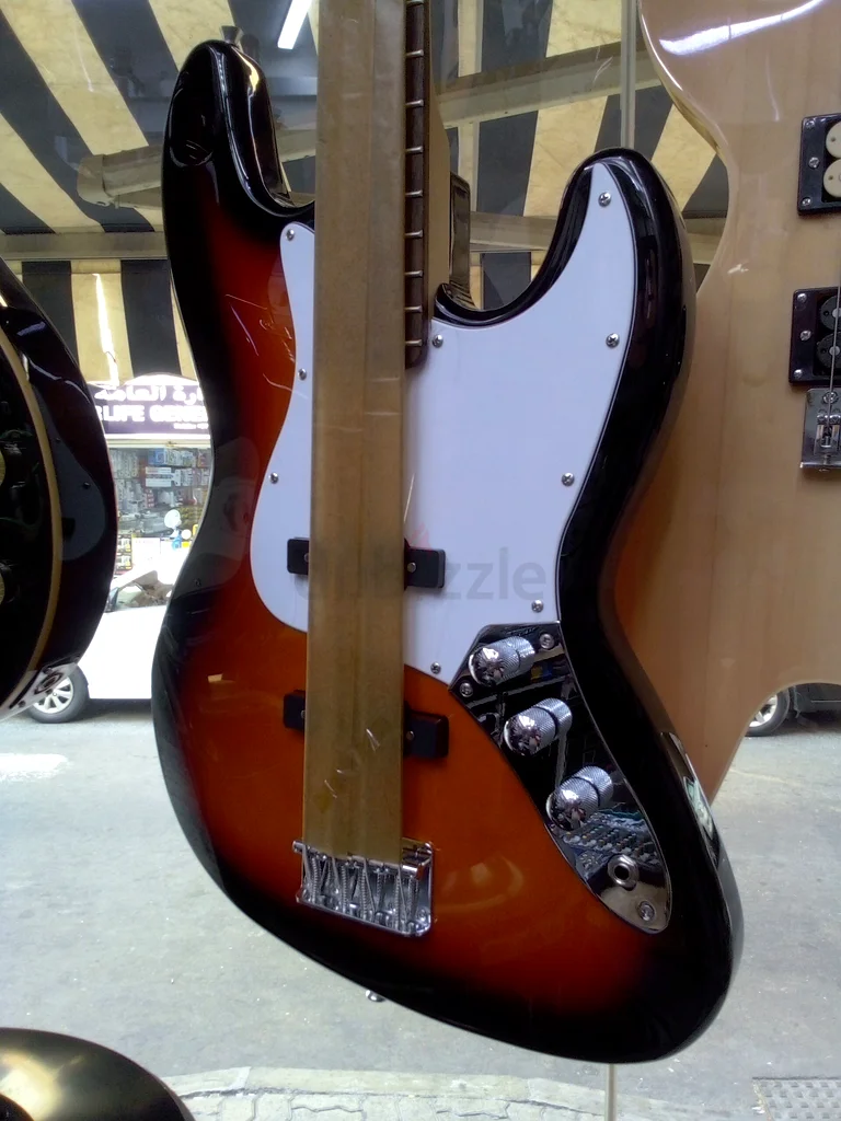 Gleaming Red Electric Guitar - Perfect for Rock Enthusiasts!63205880453891112