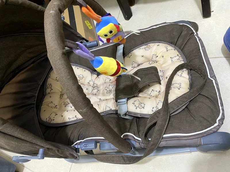 Comfortable Baby Rocker with Toy Bar63204265811073111