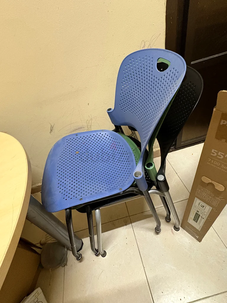 Round dining table with chairs63179388668162112