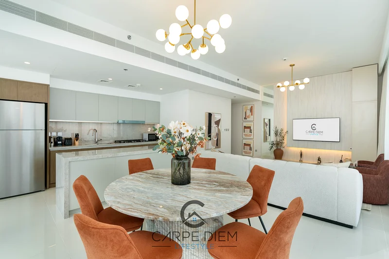 شقة فاخرة بتصميم راقٍ مع إطلالة مذهلة على البحر63829675990659110