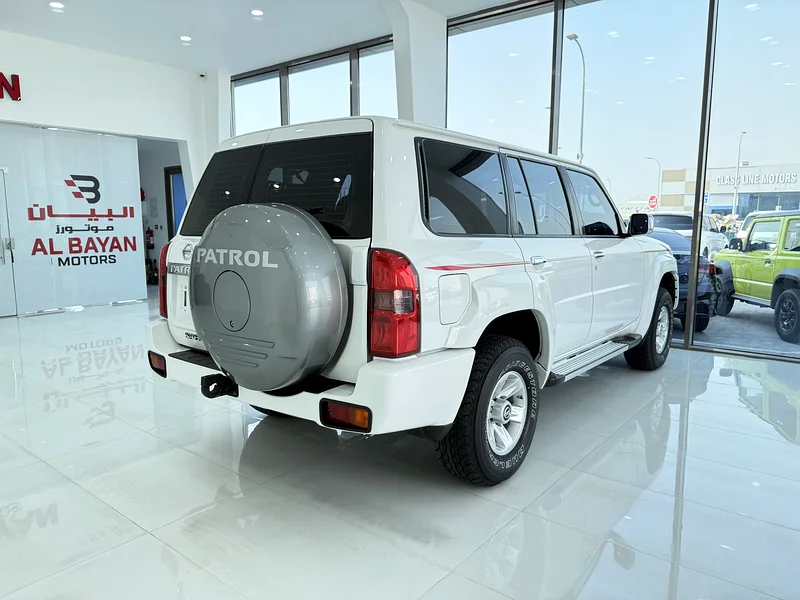 Nissan Patrol Safari automatic transmission white/gray Gulf 202163140689650049112