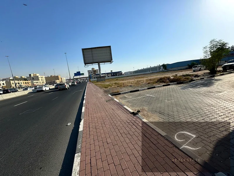 أرض صناعية وتجارية للبيع في الشارقة / الصناعية (13)، موقع مميز واستراتيجي على طريق الشيخ محمد بن زايد مباشرةً.63184213394946111
