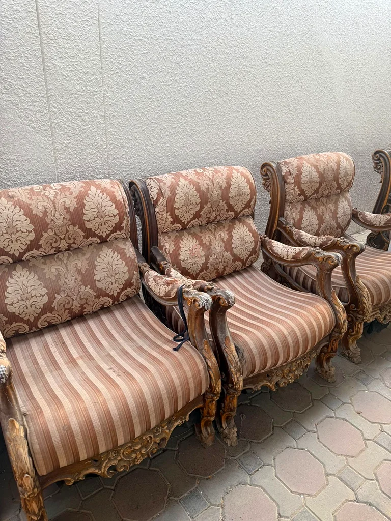 Elegant Vintage Sofa Set Perfect for Your Living Room