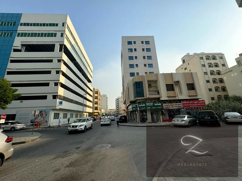 للبيع مبنى تجاري وسكني في منطقة الغوير بالشارقة، موقع ممتاز، زاوية على شارعين، يقع أمام مستشفى إن إم سي رويال63184684242305111