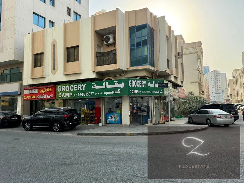 للبيع مبنى تجاري وسكني في منطقة الغوير بالشارقة، موقع ممتاز، زاوية على شارعين، يقع أمام مستشفى إن إم سي رويال63184684242305114