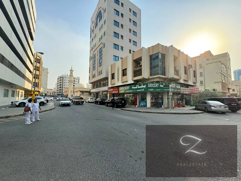 للبيع مبنى تجاري وسكني في منطقة الغوير بالشارقة، موقع ممتاز، زاوية على شارعين، يقع أمام مستشفى إن إم سي رويال63184684242305112