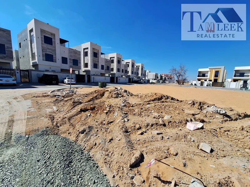 أرض سكنية للفلل من طراز G+2 في الإمارات العربية المتحدة، إمارة عجمان، حي الهيليو 2، بجوار مشروع فيلات أزها مباشرةً، وتشمل التسجيل63183714804483114