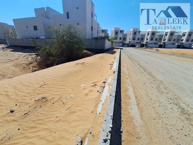 أرض سكنية للفلل من طراز G+2 في الإمارات العربية المتحدة، إمارة عجمان، حي الهيليو 2، بجوار مشروع فيلات أزها مباشرةً، وتشمل التسجيل63183714804483111
