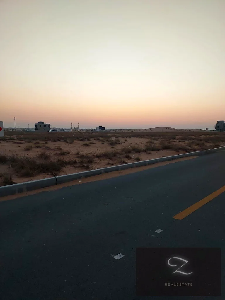 للبيع قطعتا أرض في إمارة الشارقة،  
منطقة روضة القورت / حي الروضة  
موقع مميز جدًا قرب المسجد63196102938370112