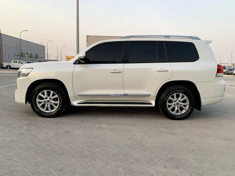 For sale type: Toyota GXR V8  
Gulf: Gulf  
Model: 2017  
Warranty: Yes, under warranty  
Car mileage: 148,00063140687718657112