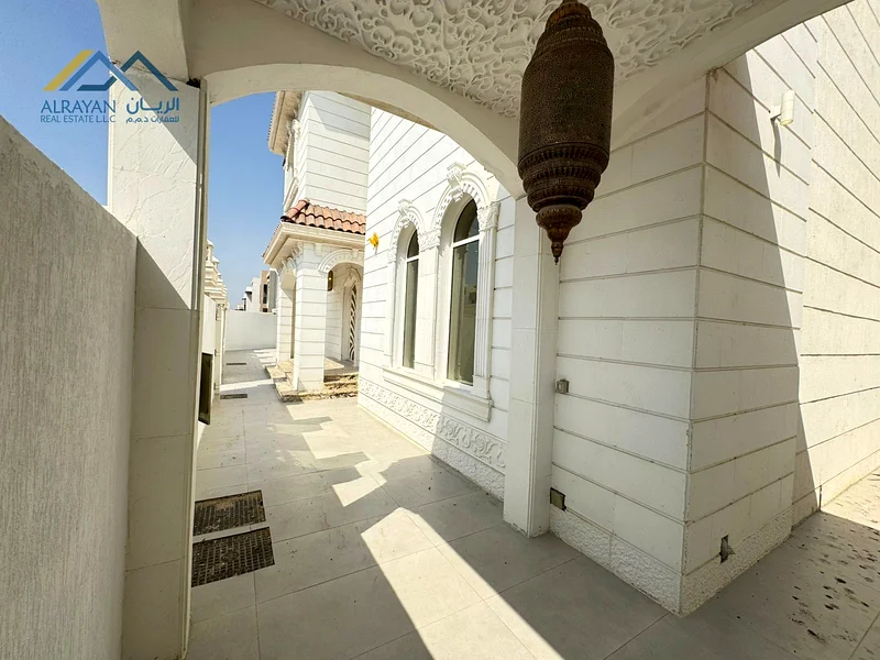 مكيفات الهواء مشمولة * تكييف مركزي بالكامل * تصميم أوروبي حديث * تشتمل على وصلات الكهرباء والمياه * الطابق الأرضي والأول63873951161091113
