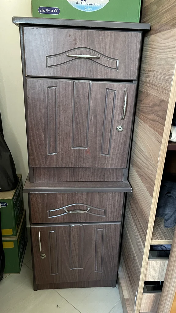 Study table with overhead cupboard63218805718658114