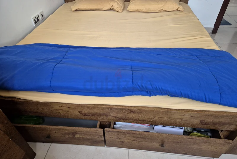إطار سرير خشبي أنيق مع مرتبة طبية، وطابتان جانبيتان وطاولة تزيين متوفرة للبيع63223852782338112