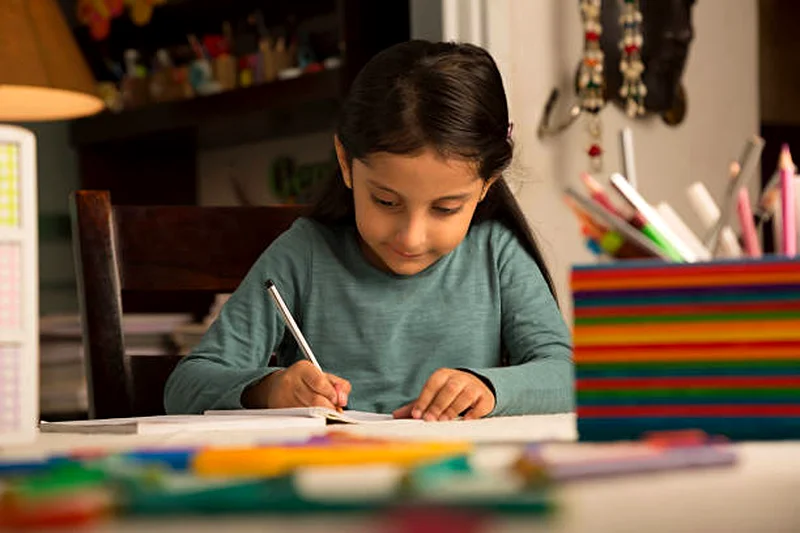 مربية أطفال ومعلمة دروس خصوصية63215385417347112