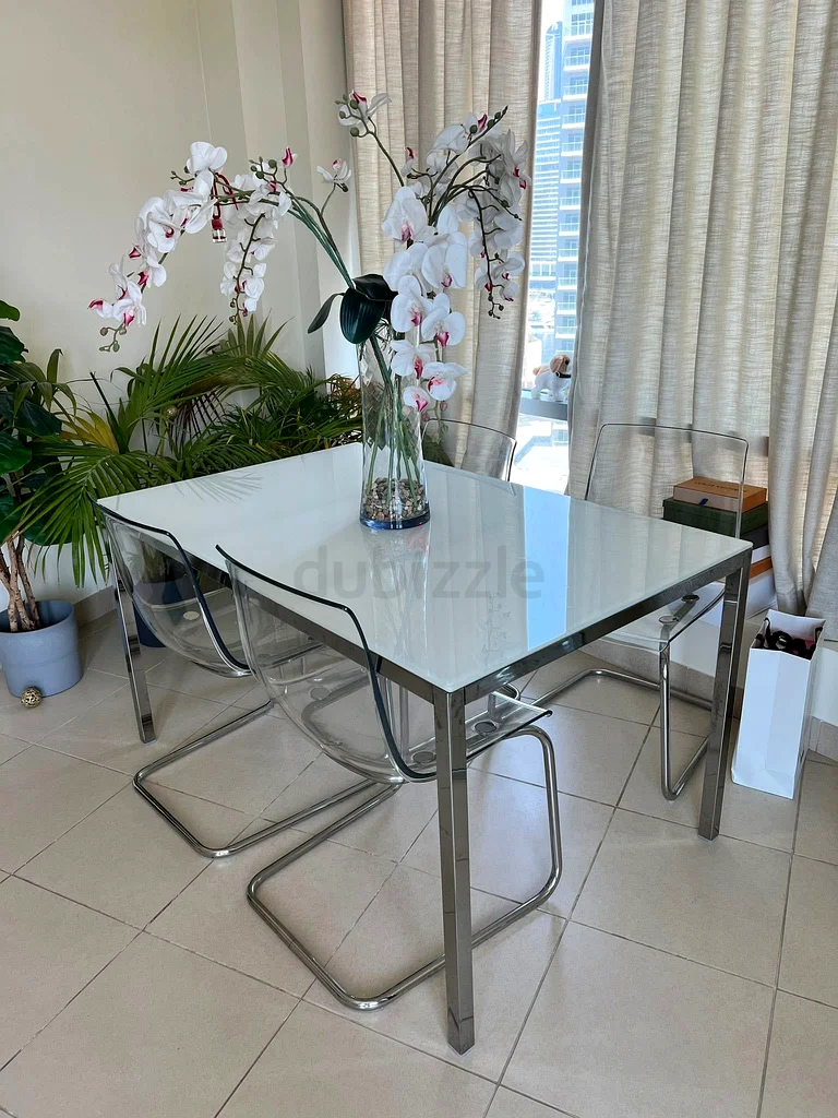 طاولة مع كراسي63218813635073112