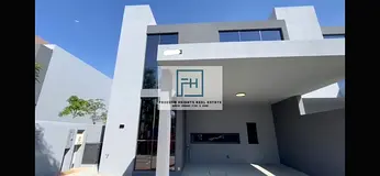 Luxurious 4-Bedroom Townhouse in Robinia,2.6M freehold mortgage &amp; cash