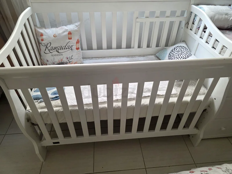 سرير أطفال أنيق 2 في 1 مع مساحة تخزين! مثالي لطفلك!63176191496833112
