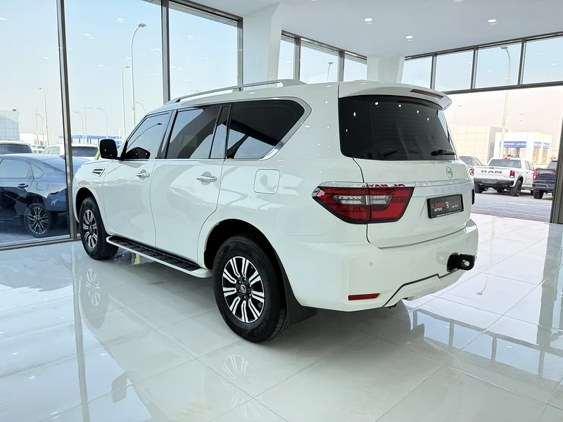 Nissan Patrol XE V6 six-cylinder white/black velvet, no sunroof, Gulf version, Al Masoud63156990623363113