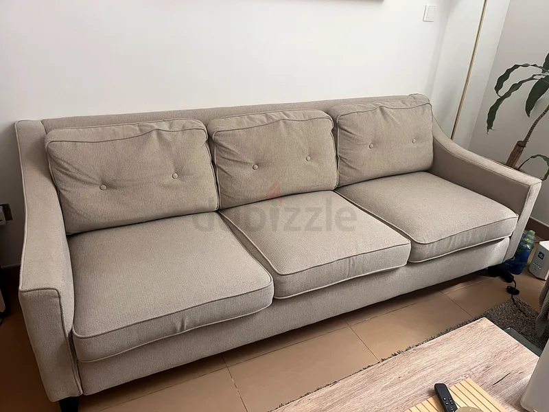 أريكة أنيقة ومريحة بثلاثة مقاعد للبيع!63222842464259111