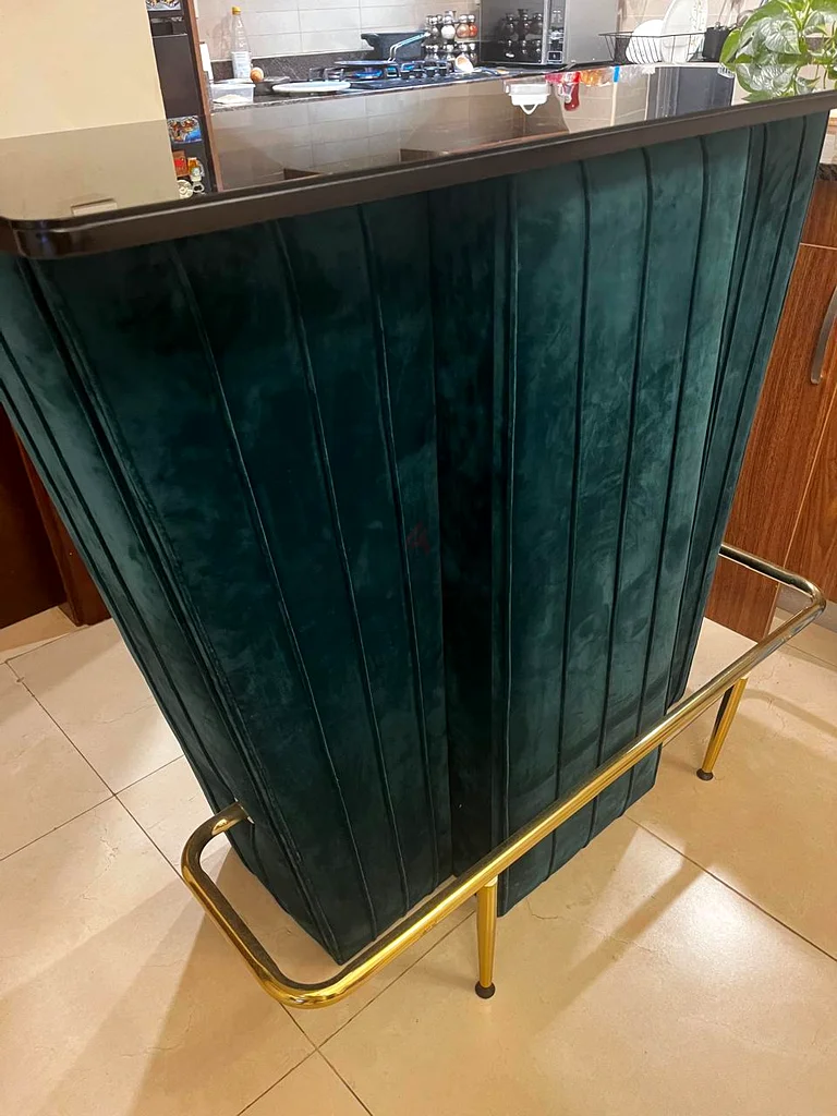 طاولة بار أنيقة للمنازل العصرية63219818636930112