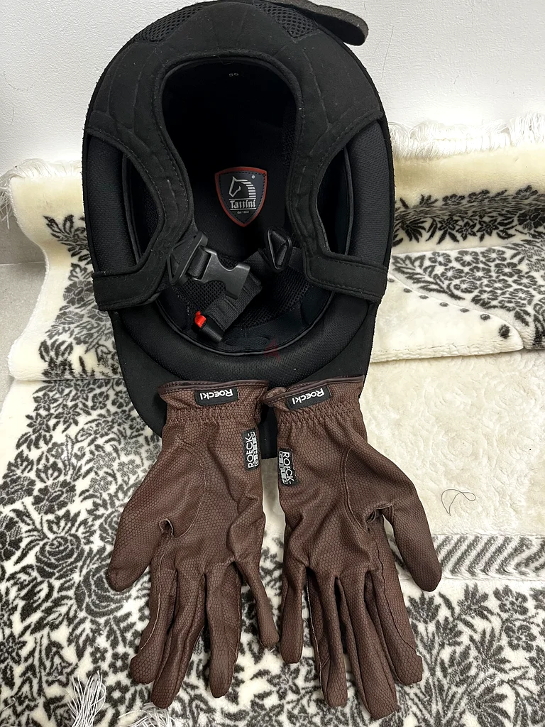 Protective Gear Set: Helmet, Gloves  Backpack63246744455811113