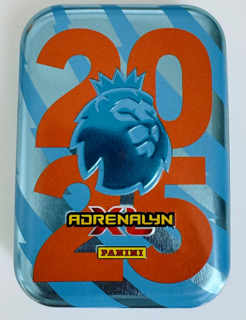 علبة بطاقات التداول Adrenalyn Panini لعام 2025 - ضرورة يمتلكها كل جامع!63208861160706110