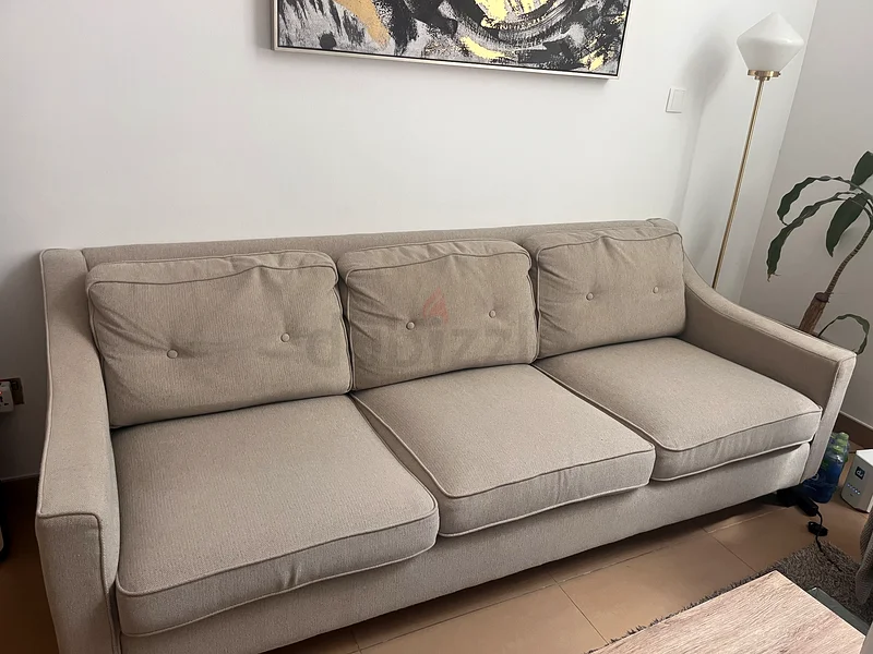 أريكة أنيقة ومريحة بثلاثة مقاعد للبيع!63222842464259112